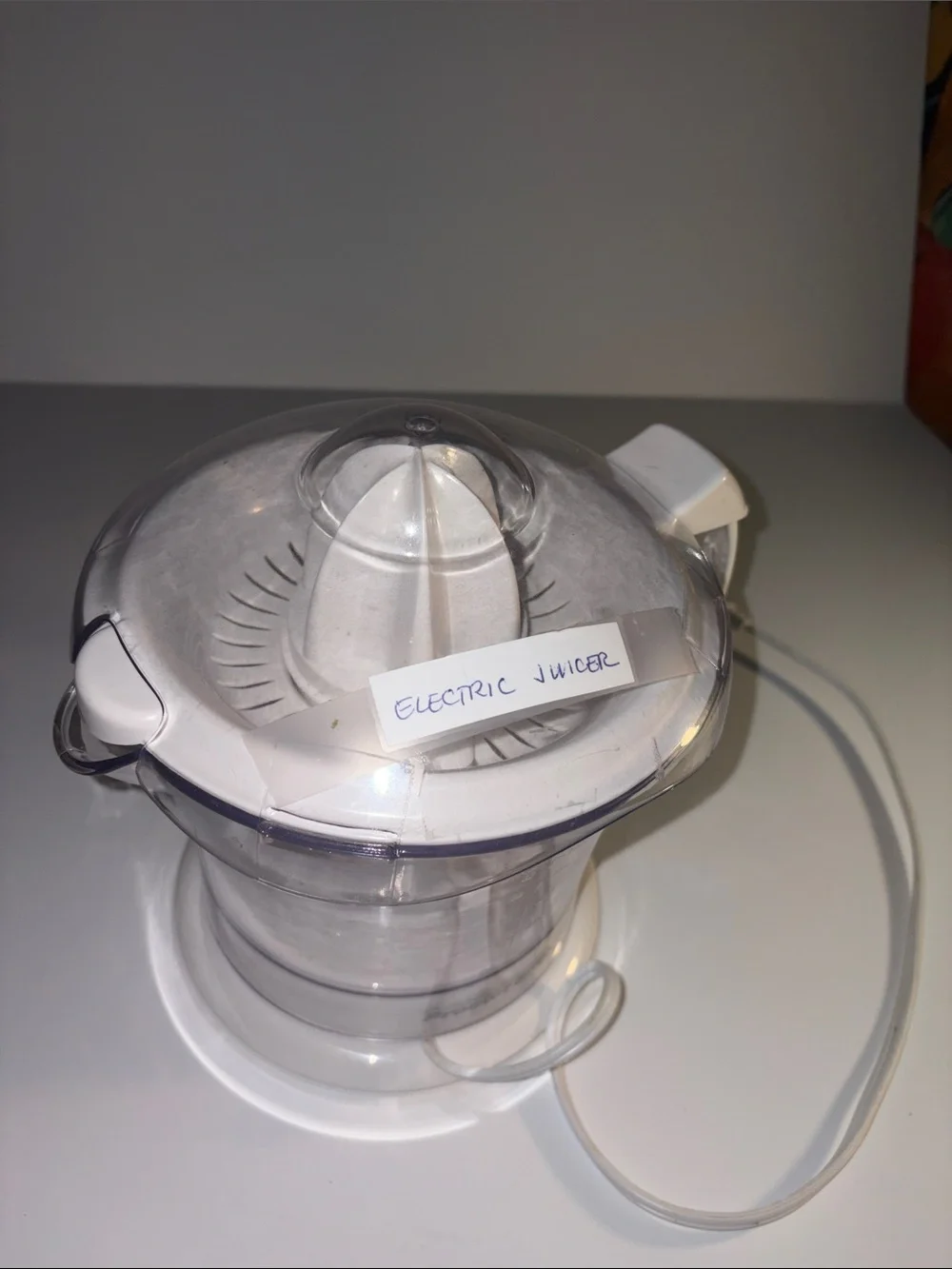 White Electric Citrus Juicer with Clear Pitcher